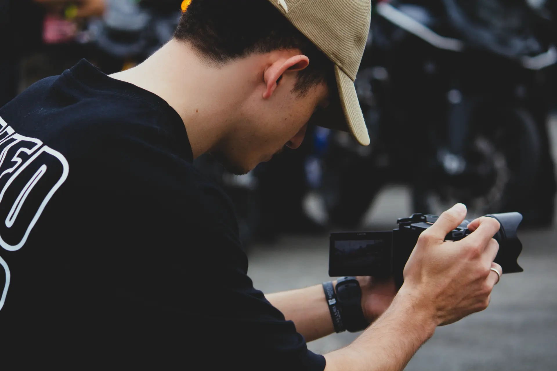 Videomaker ajustando uma câmera durante uma gravação